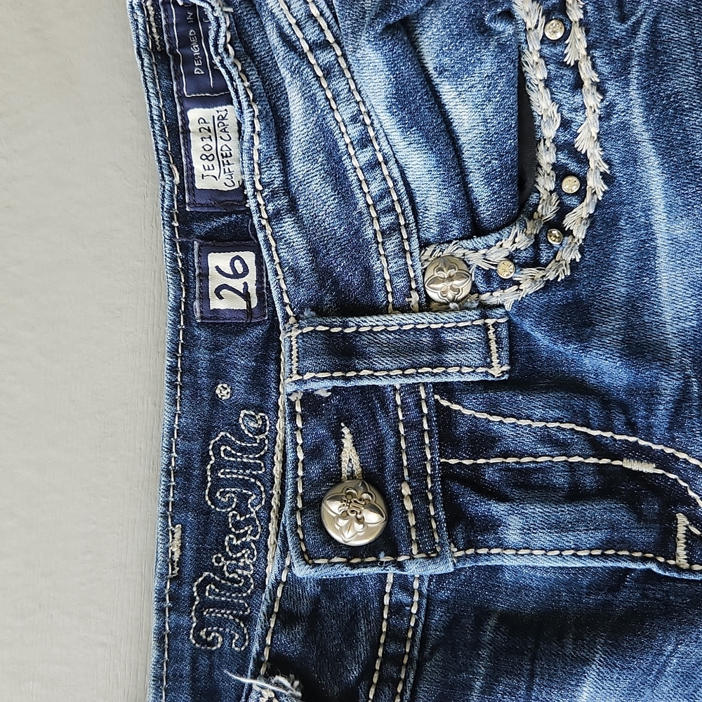 Miss Me Cuffed Capri Medium Wash - Picture 5 of 11